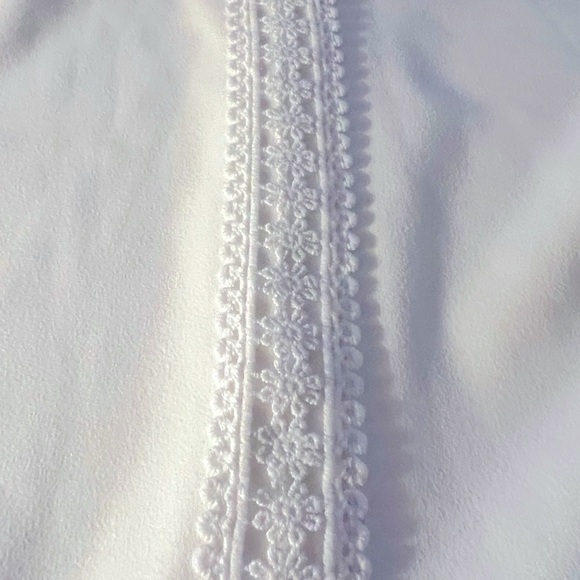 Elle in women’s dress - Picture 5 of 9